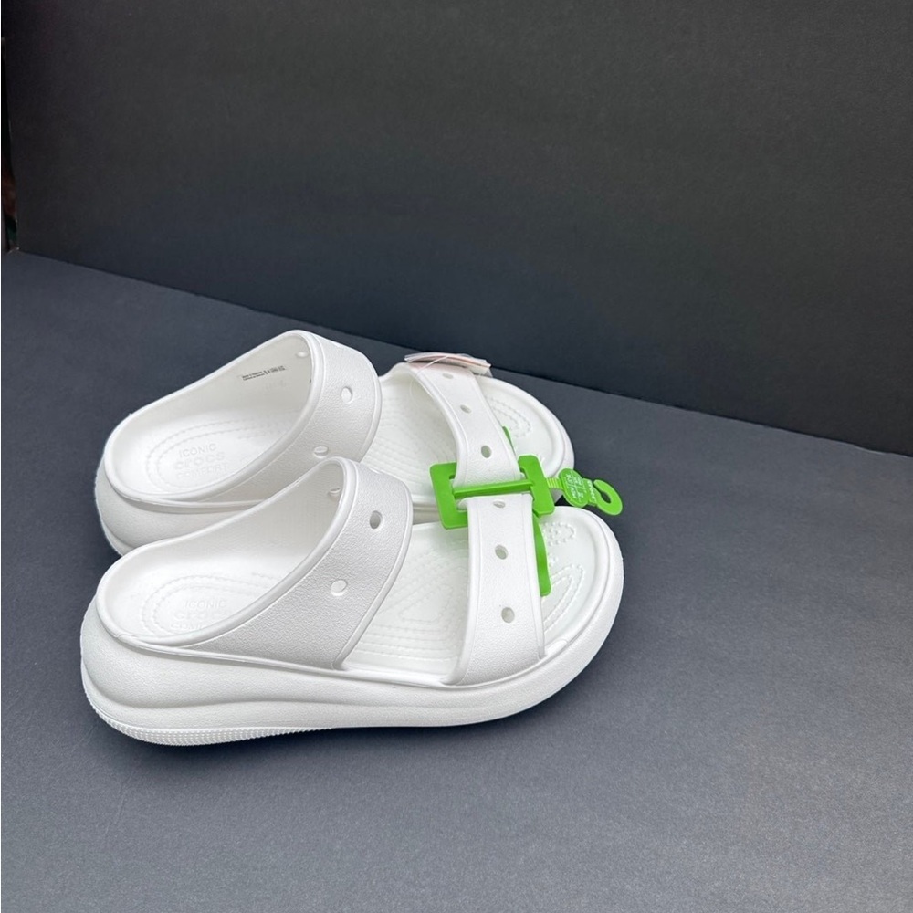 Brand New Crocs Crush Sandal - White 
Men 4/ Women 6
Never Worn